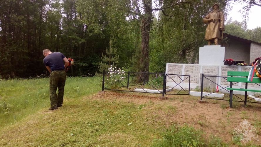 В Тверской области росгвардейцы произвели уборку памятников и мест боевой славы