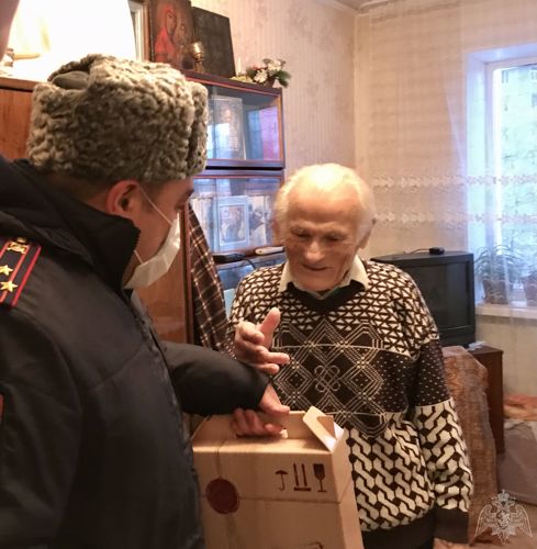 Сотрудники Управления Росгвардии по Тверской области поздравили ветерана Великой Отечественной войны с наступающим Новым годом
