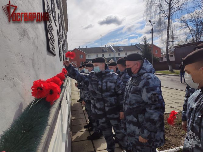  Бойцы ОМОН Управления Росгвардии по Тверской области почтили память сотрудников, погибших при исполнении служебного долга