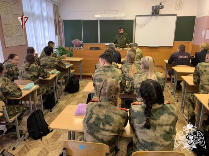 Росгвардейцы провели для кадетов школы №16 города Твери акцию «Соблюдение правил дорожного движения - залог безопасности на дорогах»
