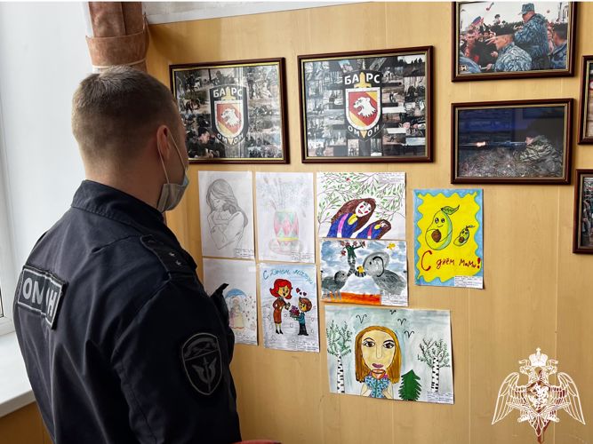 В тверском ОМОН проходит выставка детского рисунка «Самой лучшей маме на свете»