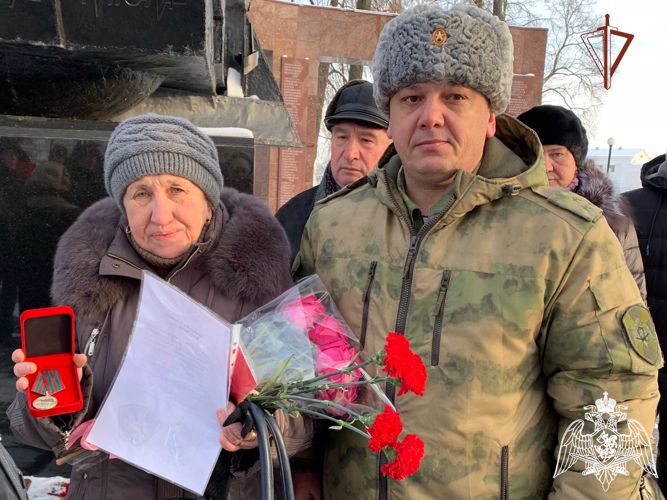 В Твери росгвардейцы вручили медаль матери погибшего в Чечне военнослужащего