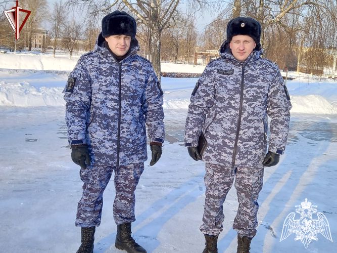 Сотрудники вневедомственной охраны помогли мужчине, замерзающему в неисправной машине
