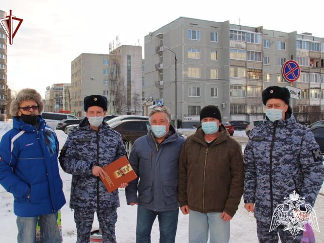 Сотрудники управления вневедомственной охраны Росгвардии по Тверской области присоединились к акциям «С Новым Годом, ветеран!» и «Дед мороз специального назначения»