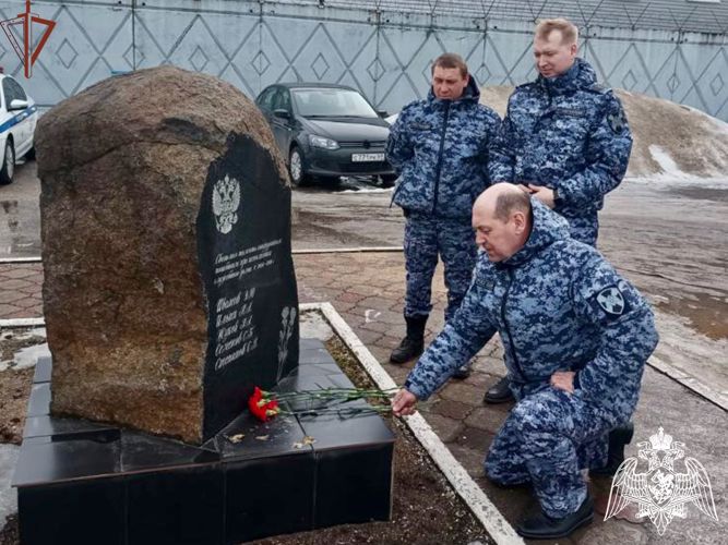 В Вышнем Волочке росгвардейцы почтили память коллег, погибших при исполнении служебного долга  