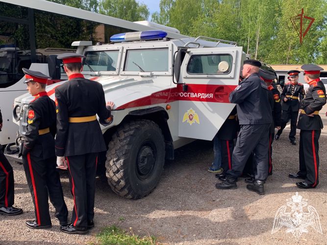 В Твери сотрудники ОМОН пригласили в гости суворовцев