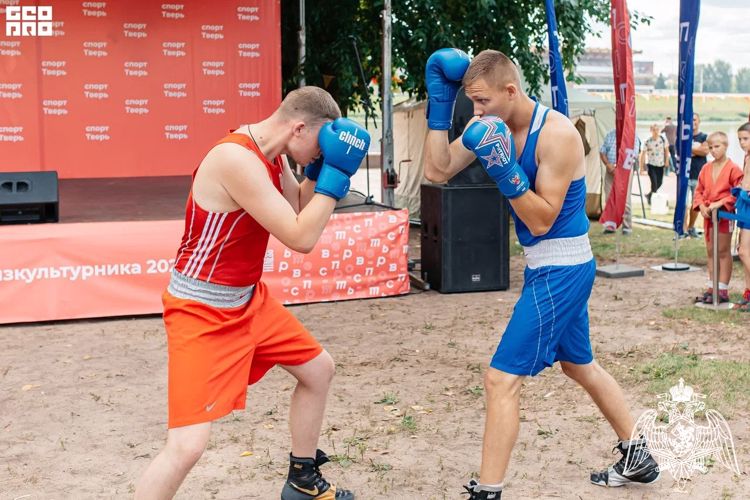 В День физкультурника тверские спортсмены-росгвардейцы провели показательный бой