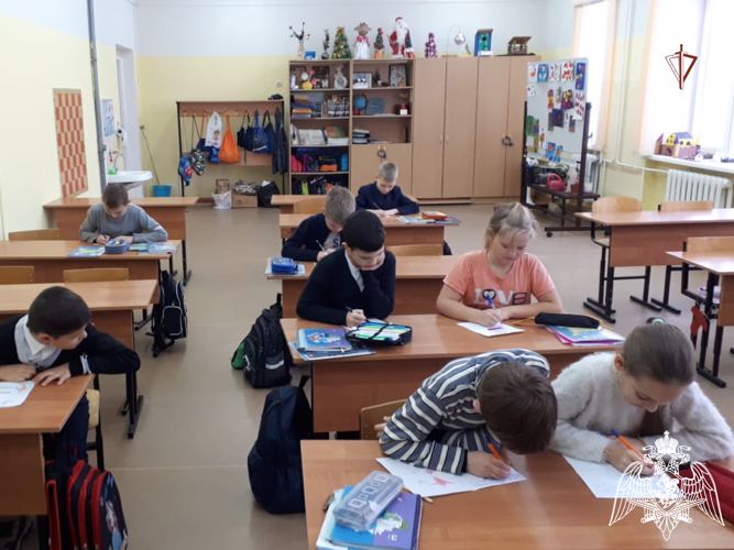Школьники из Тверской области отправили письма и посылки для росгвардейцев, участвующих в спецоперации (видео)