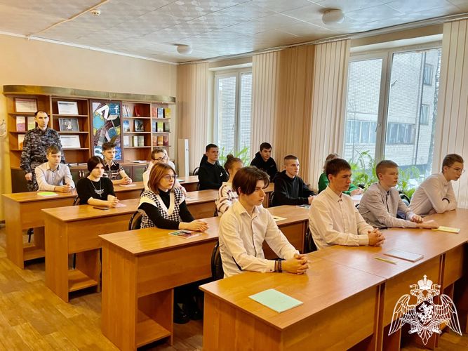 Офицеры регионального Управления Росгвардии провели «уроки мужества» для тверских учащихся, посвященные 80-летию Сталинградской битвы 