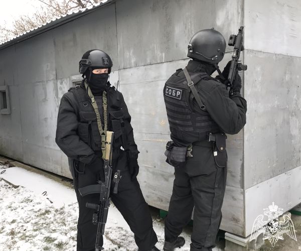 Сотрудники СОБР Росгвардии в Твери задержали подозреваемых в сбыте контрафактного алкоголя