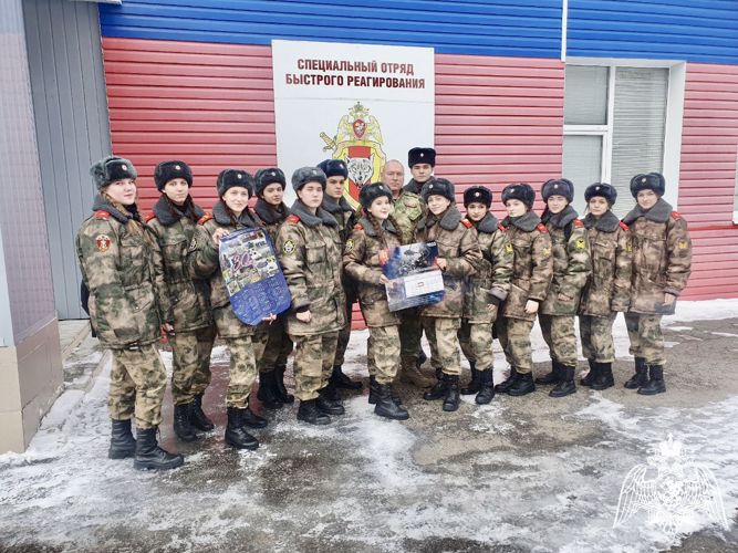 Бойцы тверского СОБР провели экскурсию по отряду для учеников подшефного класса