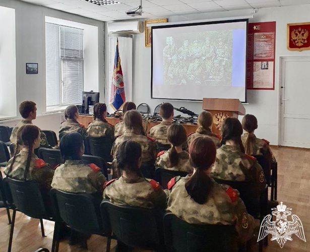 Бойцы тверского СОБР провели экскурсию по отряду для учеников подшефного класса