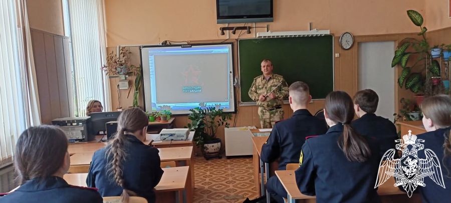 Офицеры регионального Управления Росгвардии провели «уроки мужества» для тверских учащихся, посвященные 80-летию Сталинградской битвы 