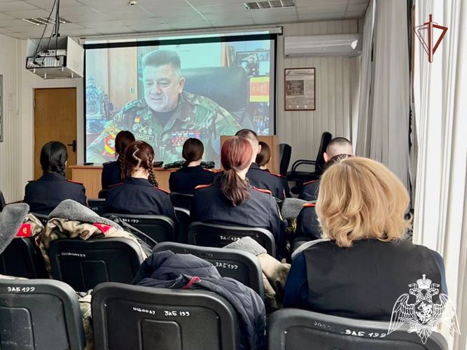 Спецназовцы провели патриотическое занятие для старшеклассников тверской школы, посвященное Дню защитника Отечества 