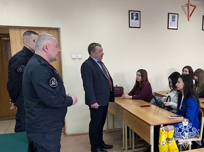 В рамках акции «Есть такая профессия - Родину защищать» бойцы тверского ОМОН встретились со студентами