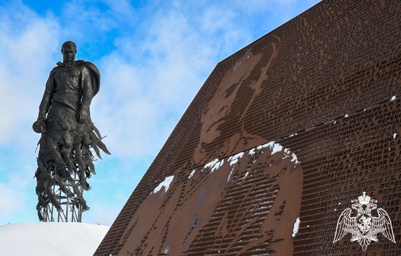 Генерал-майор Александр Пляскин возложил цветы к Ржевскому мемориалу Советскому солдату