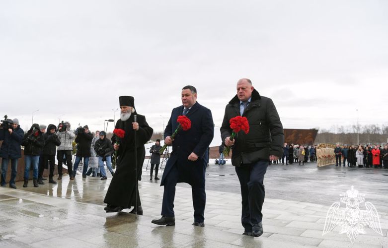 Генерал-майор Александр Пляскин возложил цветы к Ржевскому мемориалу Советскому солдату