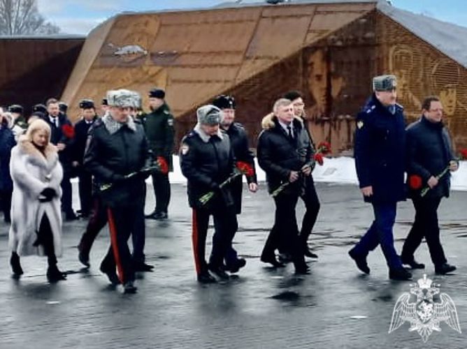 Генерал-майор Александр Пляскин возложил цветы к Ржевскому мемориалу Советскому солдату