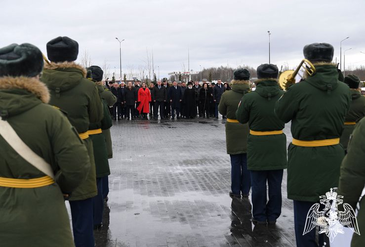 Генерал-майор Александр Пляскин возложил цветы к Ржевскому мемориалу Советскому солдату