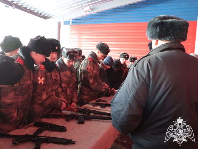 Тверские росгвардейцы проводят патриотические занятия для школьников региона