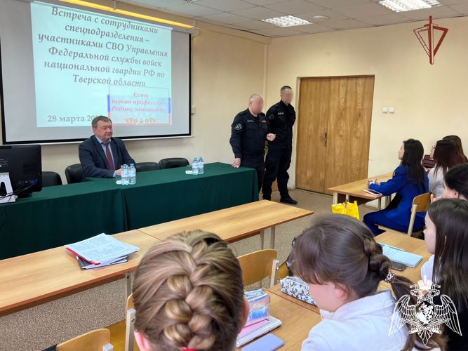 В рамках акции «Есть такая профессия - Родину защищать» бойцы тверского ОМОН встретились со студентами
