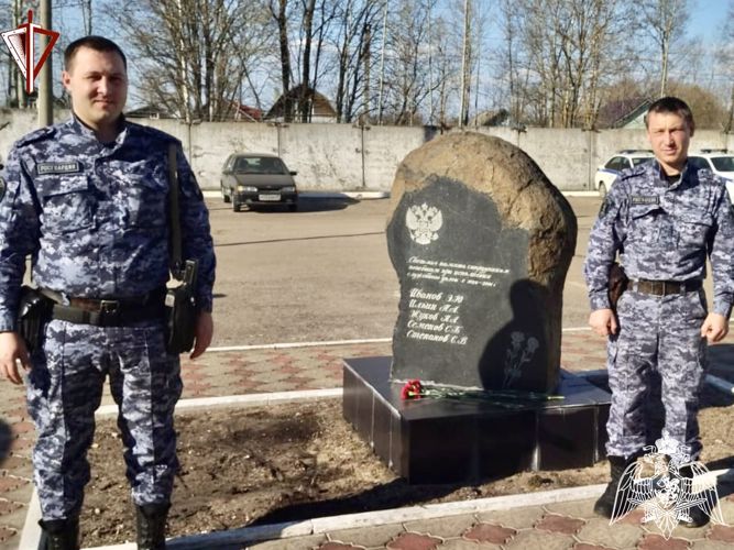 В Вышнем Волочке росгвардейцы почтили память коллег, погибших при исполнении служебного долга 