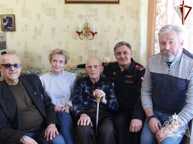В Твери росгвардейцы поздравили с 95-летним юбилеем бывшего начальника отдела технических средств охраны Бориса Куликова  