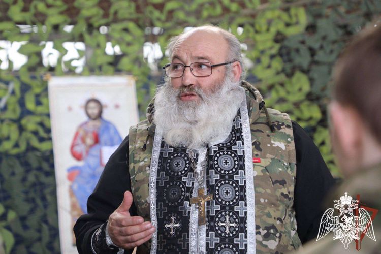 В преддверии Пасхи к росгвардейцам в регион проведения СВО привезли уникальную хоругвь из Соловецкого монастыря 