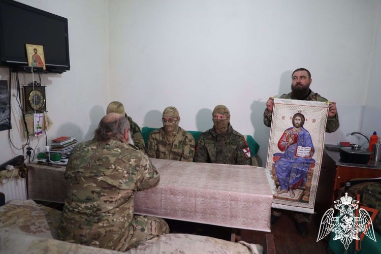 В преддверии Пасхи к росгвардейцам в регион проведения СВО привезли уникальную хоругвь из Соловецкого монастыря
