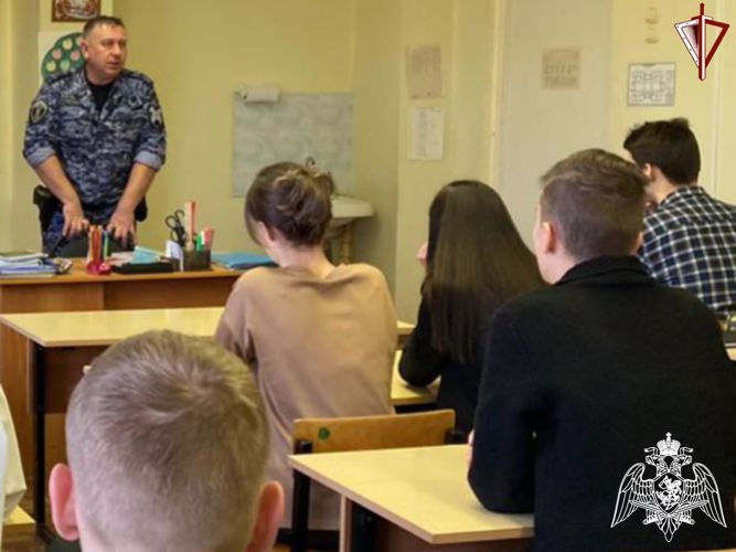 Сотрудники Росгвардии провели для школьников города Кашин «Урок мужества», посвященный Дню Победы