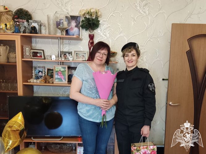 Сотрудники тверского ОМОН поздравили с юбилеем вдову коллеги, погибшего при исполнении служебного долга на Северном Кавказе