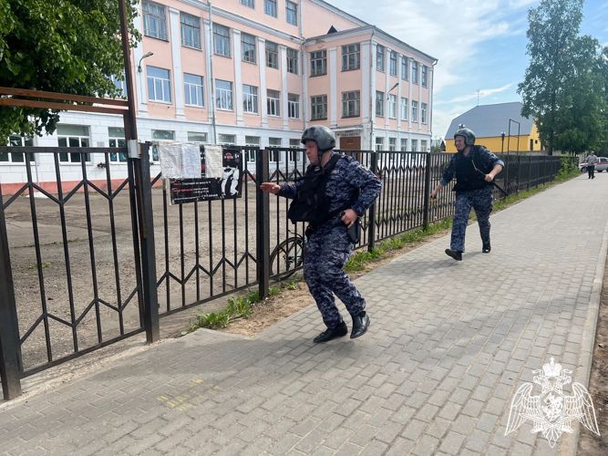 В Тверской области сотрудники Росгвардии проверяют обеспечение безопасности летних пришкольных лагерей (видео)