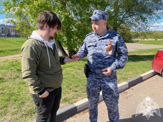 Росгвардейцы вручают георгиевские ленточки жителям и гостям  Тверской области