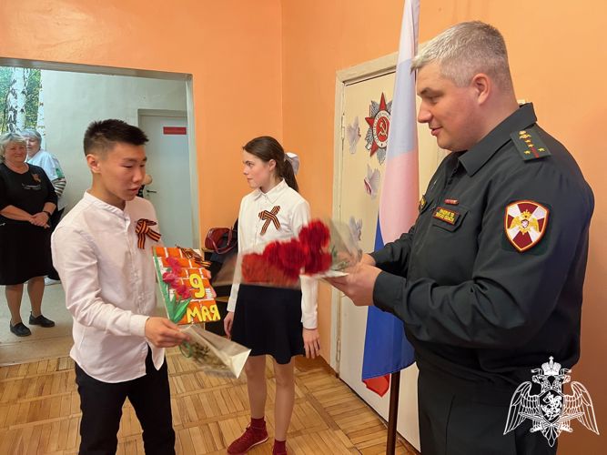 Росгвардейцы провели цикл патриотических встреч с тверскими школьниками, посвященный Великой Победе