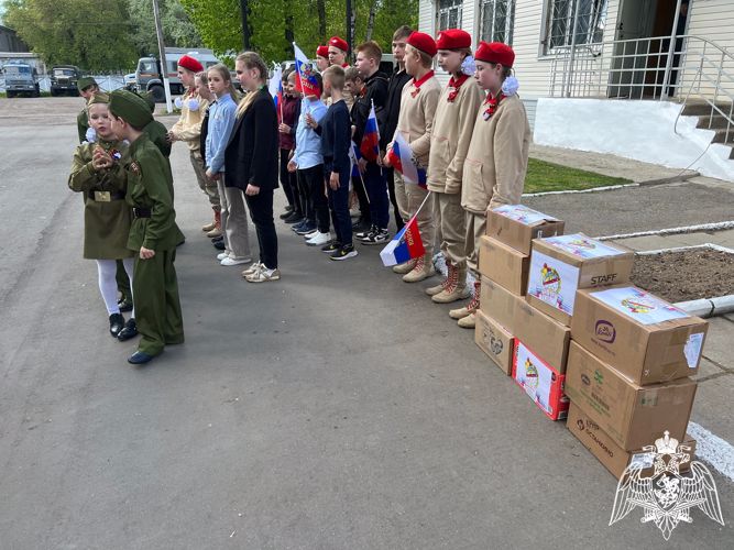 В спецподразделение Росгвардии ученики из Тверской области привезли письма и подарки для сотрудников-участников СВО