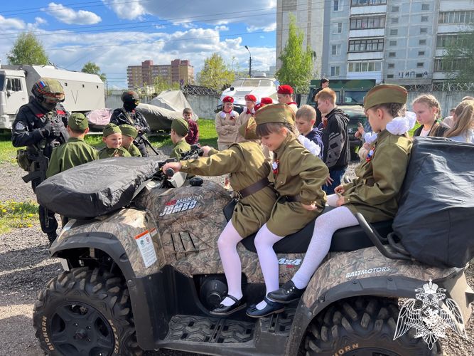 В спецподразделение Росгвардии ученики из Тверской области привезли письма и подарки для сотрудников-участников СВО