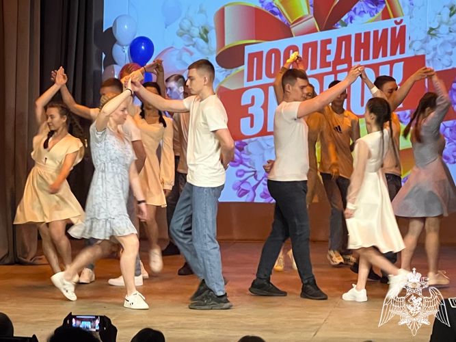 В Твери учащиеся подшефного класса Росгвардии простились со знаменем Тверской кадетской роты 