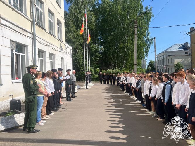 В Твери представитель Росгвардии принял участие в торжественной линейке, посвященной реализации патриотической акции «Поможем бойцам взвода лейтенанта Шигина»