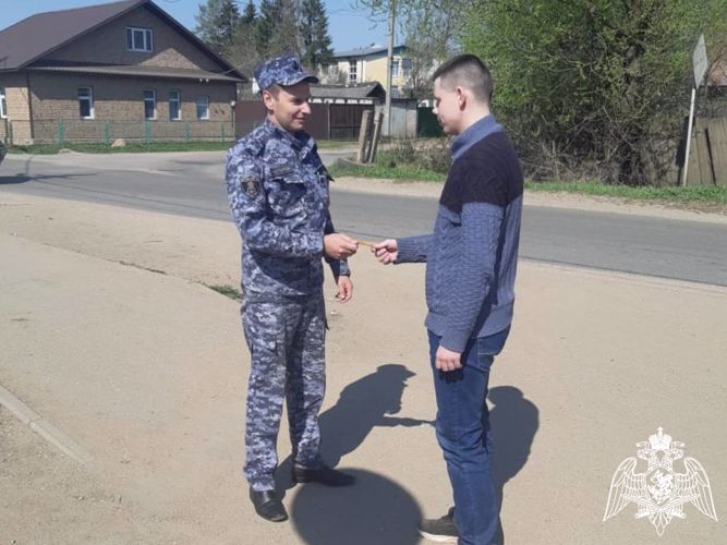 Росгвардейцы вручают георгиевские ленточки жителям и гостям Тверской области