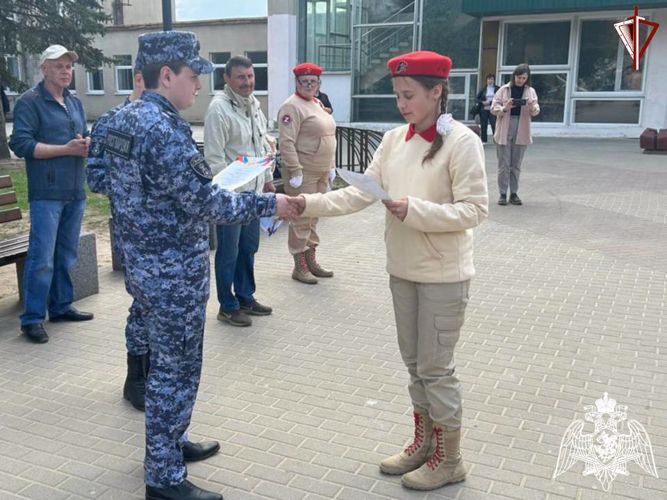 Сотрудники Росгвардии в Лихославле стали судьями смотра-конкурса строя и песни, посвященного Дню Победы
