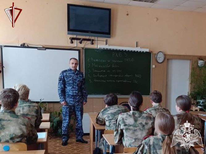 В Твери военнослужащие Росгвардии рассказали школьникам о радиационной, химической и биологической защите