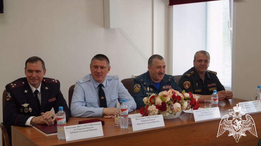 Росгвардейцы поздравили сотрудников медико-санитарной части с профессиональным праздником