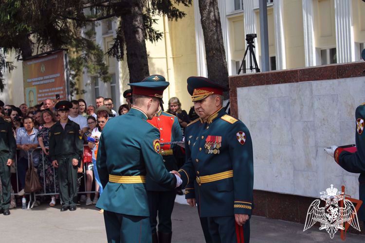 Военные учебные заведения Росгвардии провели выпуски офицеров