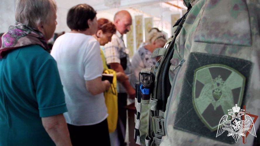 Росгвардейцы доставили гуманитарную помощь для пенсионеров в Запорожье