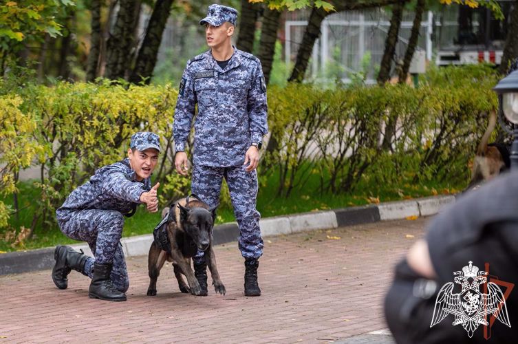 Командующий Центральным округом Росгвардии поздравил специалистов кинологической службы с профессиональным праздником