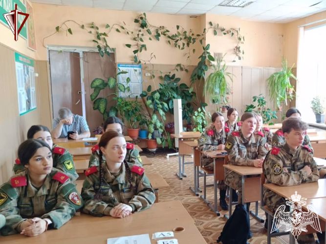 В Твери военнослужащие Росгвардии рассказали школьникам о радиационной, химической и биологической защите
