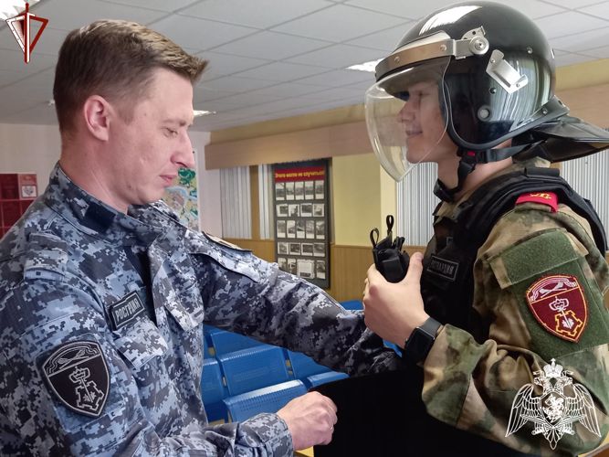 В Твери участники акции «Каникулы с Росгвардией» прошли стажировку во вневедомственной охране регионального Управления Росгвардии