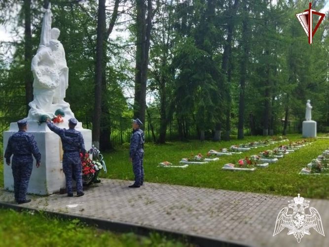 Росгвардейцы приводят в порядок воинские захоронения в Тверской области