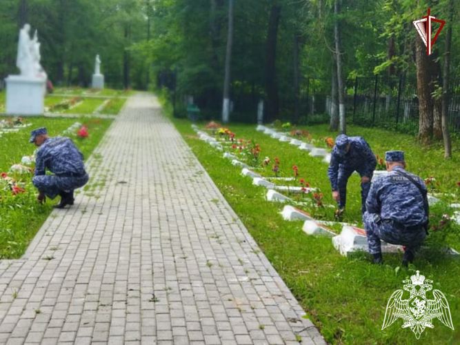 Росгвардейцы приводят в порядок воинские захоронения в Тверской области