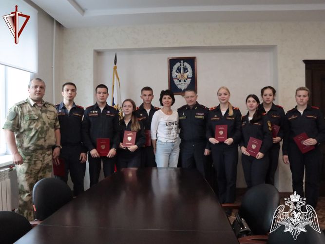 В Твери росгвардейцы поздравили учащихся подшефного класса с завершением учебы